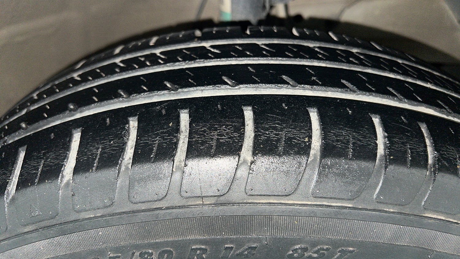 Used 2018 Maruti Suzuki Dzire VXi AMT Petrol Automatic tyres RIGHT FRONT TYRE TREAD VIEW