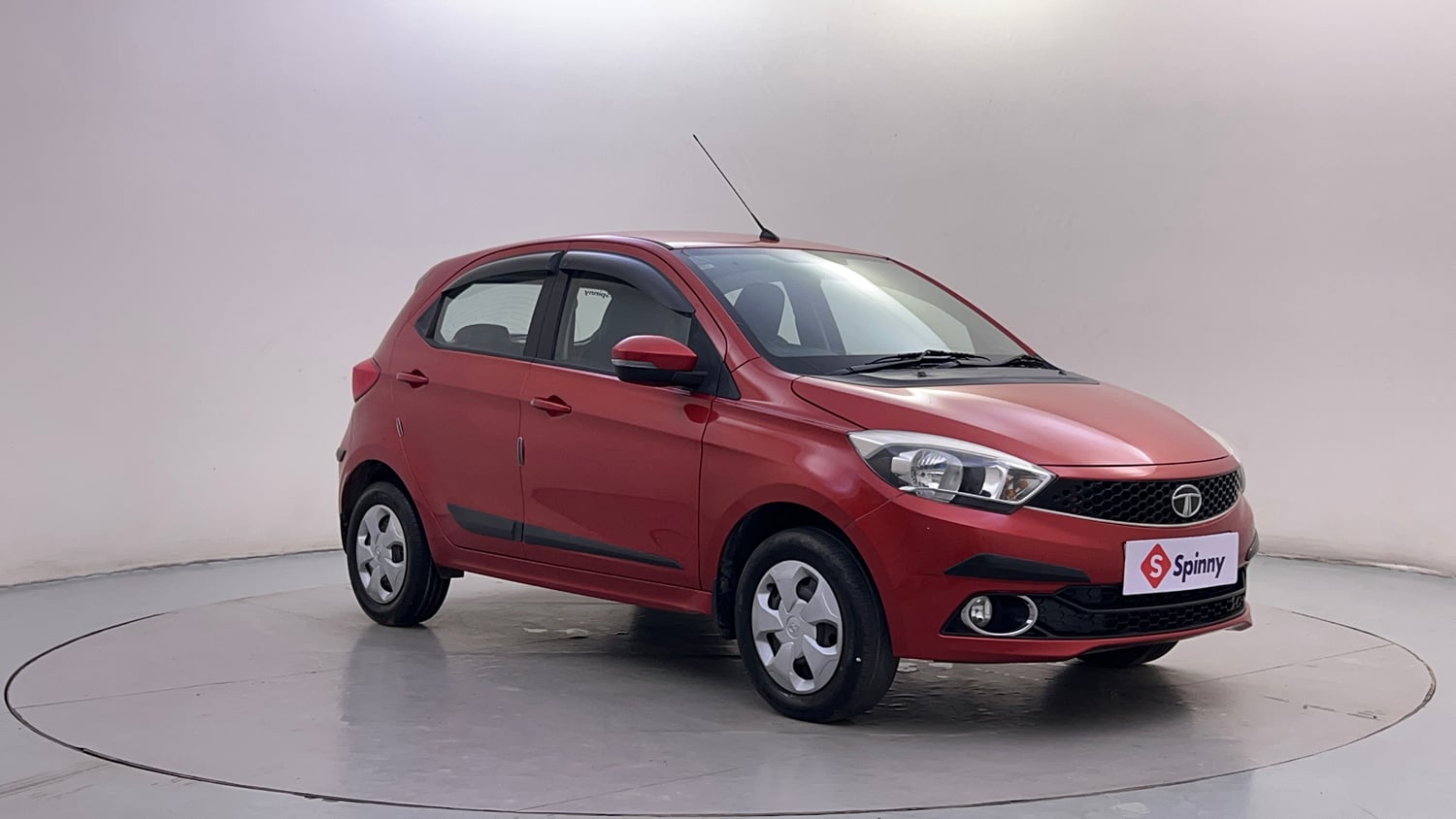 Used 2016 Tata Tiago Revotron XZ w/o Alloy Petrol Manual exterior RIGHT FRONT CORNER VIEW