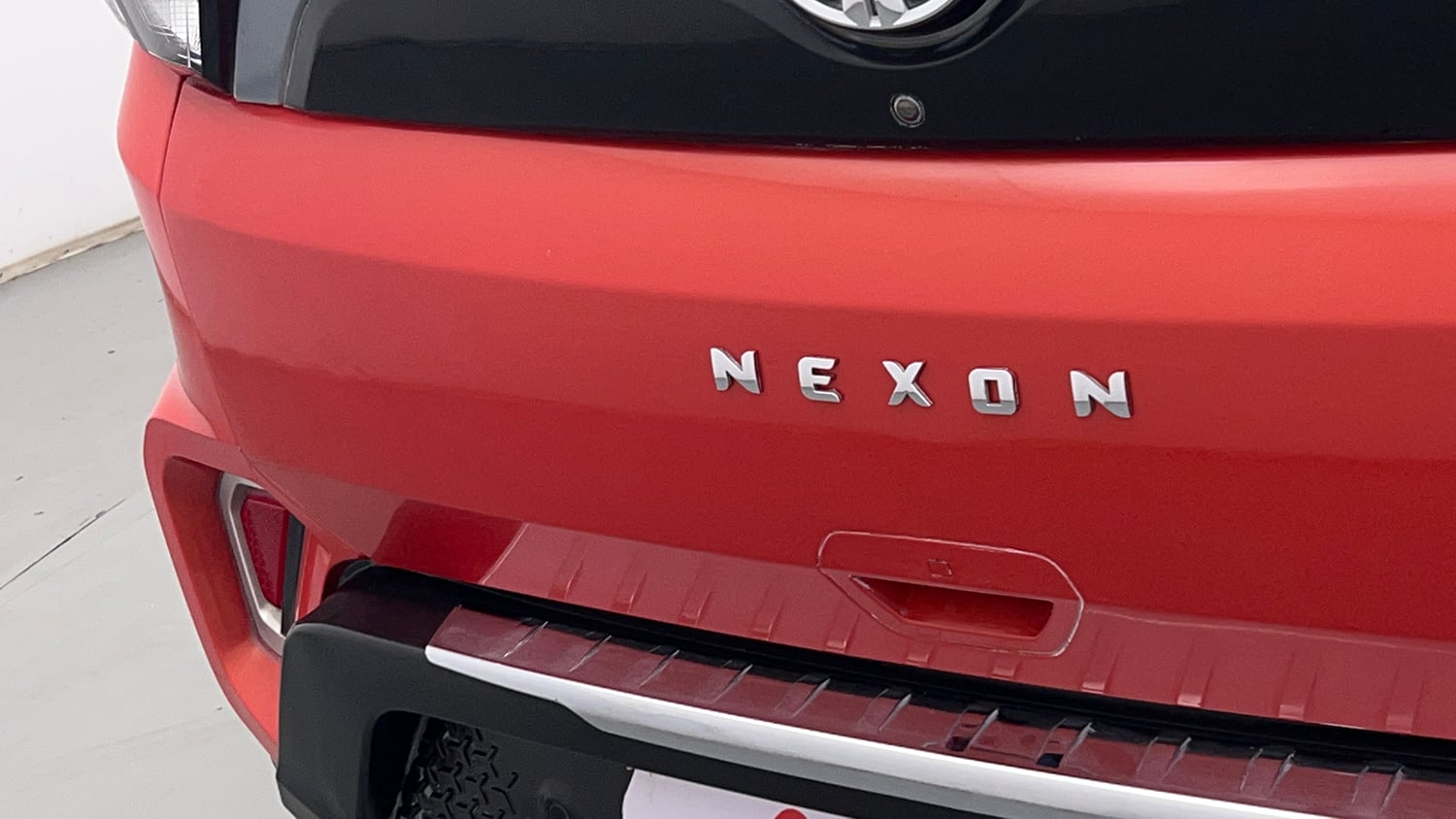 Used 2022 Tata Nexon XZA Plus  (S) Dual Tone Petrol Automatic dents MINOR DENT