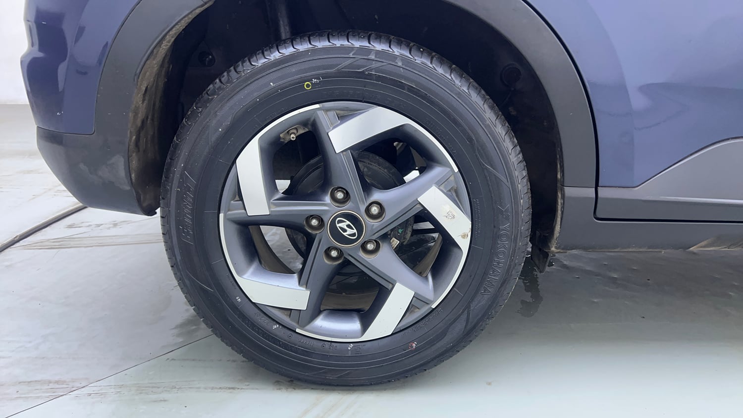 Used 2022 Hyundai Venue SX Plus 1.0 Turbo DCT Petrol Automatic tyres RIGHT REAR TYRE RIM VIEW