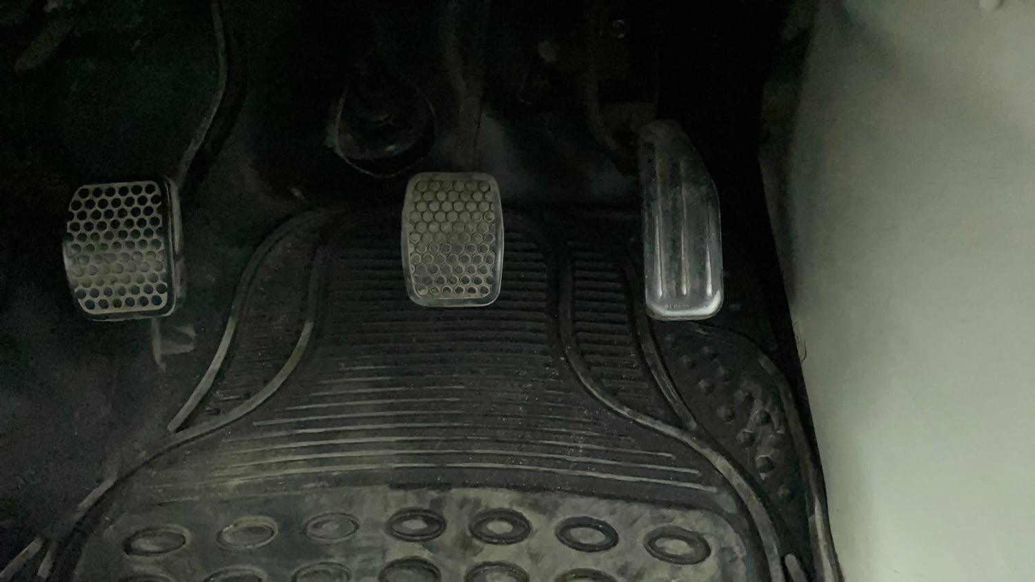 Used 2016 Maruti Suzuki Eeco 5 STR WITH A/C+HTR Petrol Manual interior PEDALS VIEW