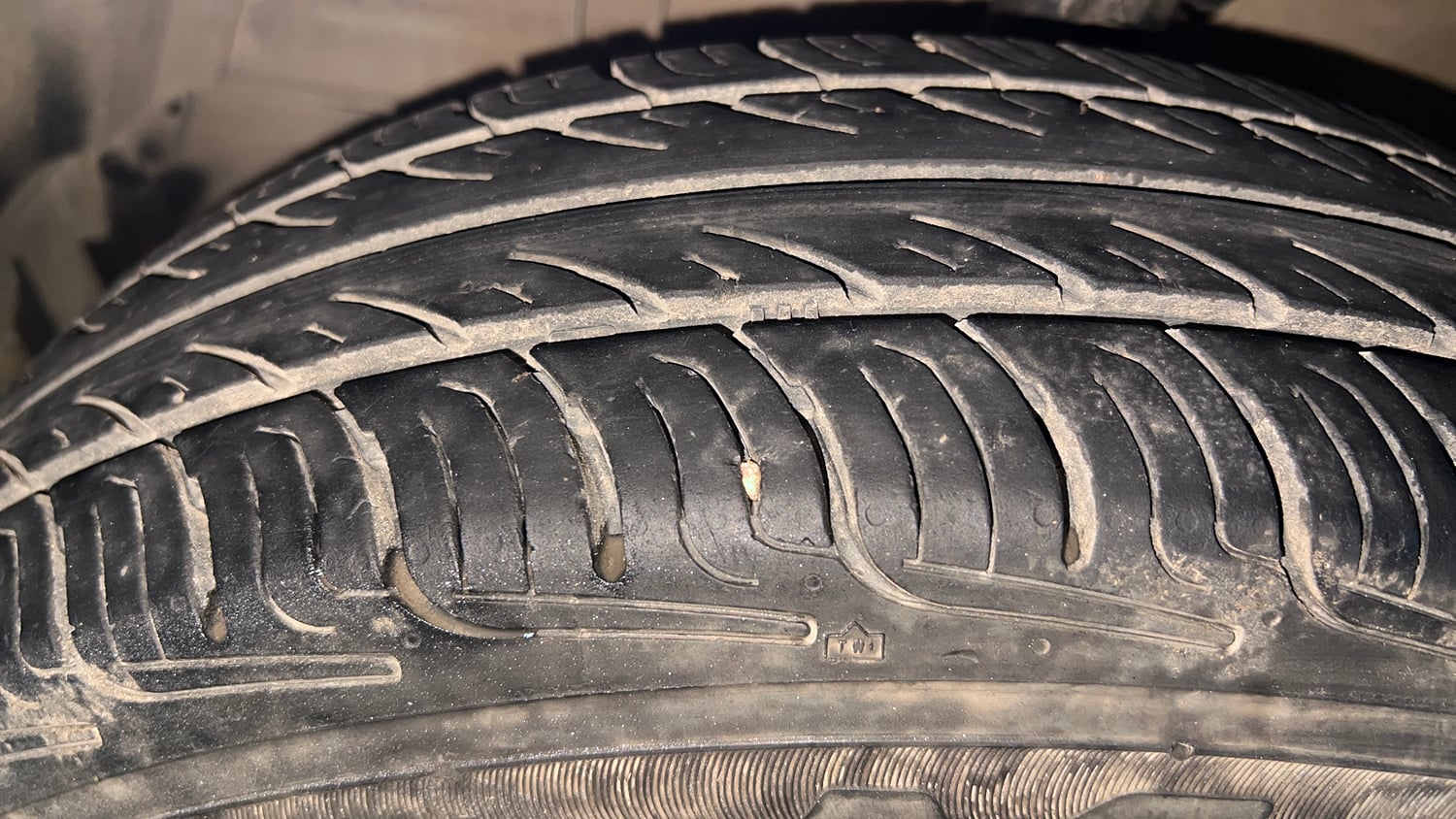 Used 2015 Maruti Suzuki Swift VXi Petrol Manual tyres LEFT FRONT TYRE TREAD VIEW