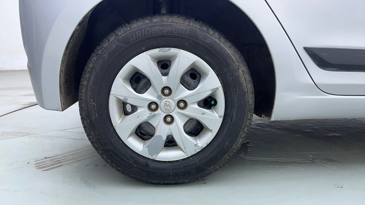 Used 2015 Hyundai Elite i20 Sportz 1.2 Petrol Manual tyres RIGHT REAR TYRE RIM VIEW