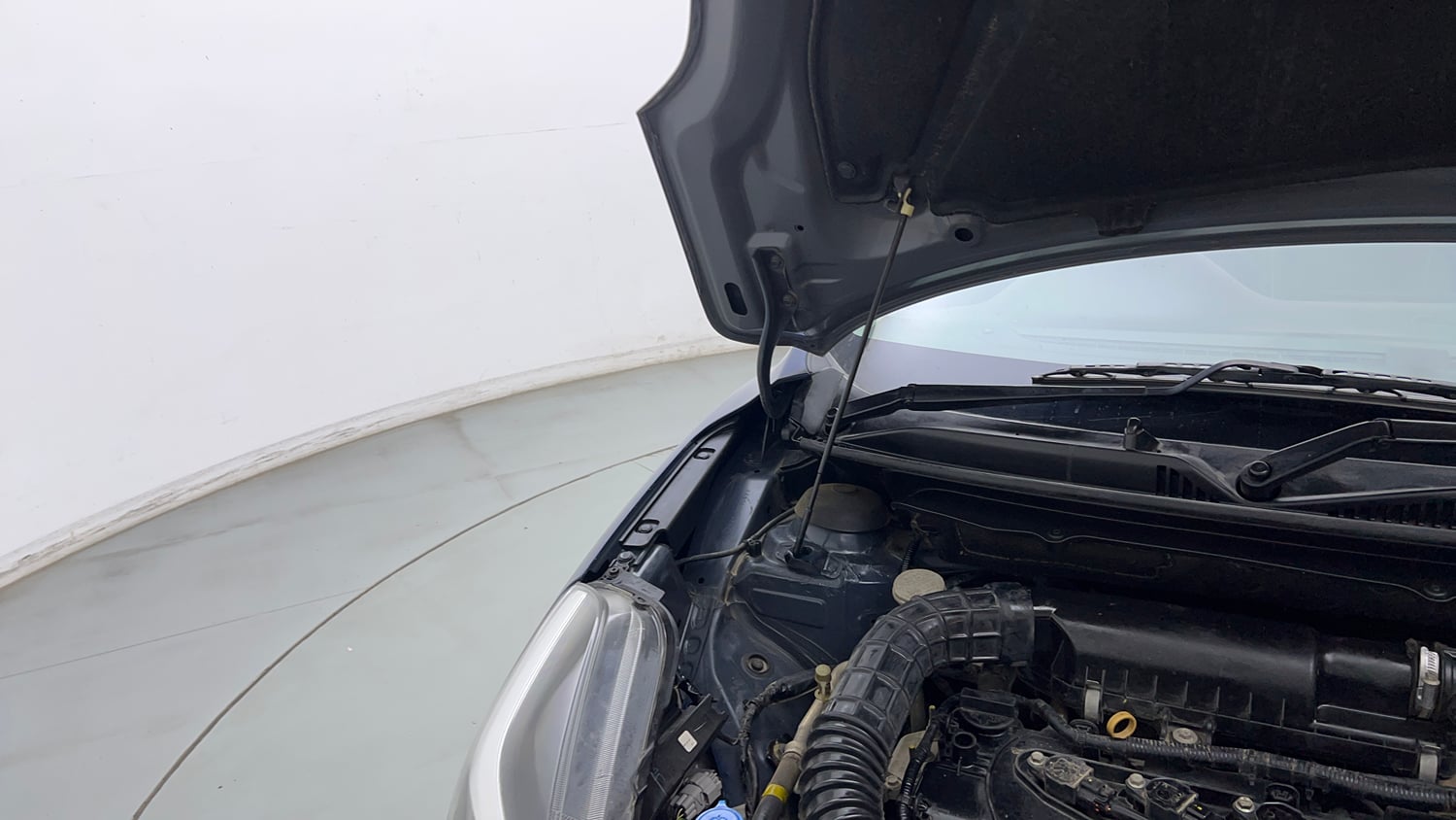 Used 2019 Maruti Suzuki Baleno Delta Petrol Manual engine ENGINE RIGHT SIDE HINGE & APRON VIEW