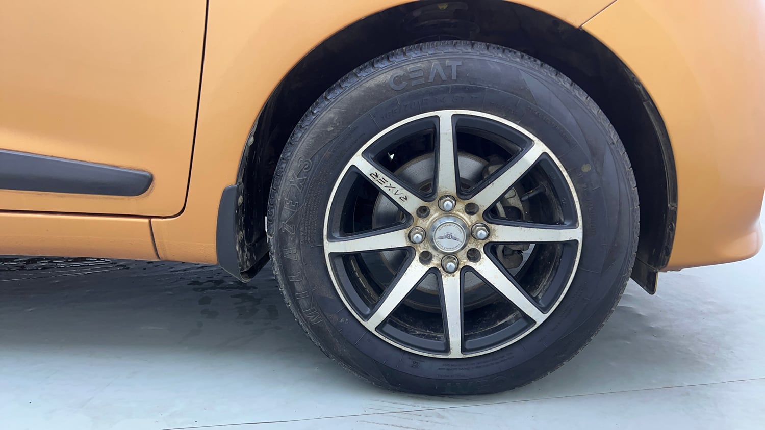 Used 2018 Hyundai Grand i10 Magna 1.2 Kappa VTVT Petrol Manual tyres RIGHT FRONT TYRE RIM VIEW