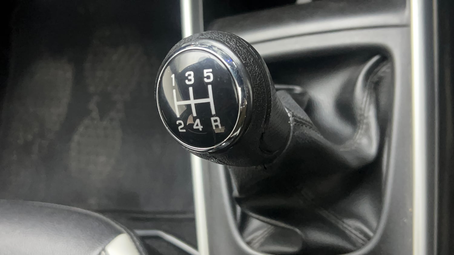 Used 2018 Maruti Suzuki Baleno Delta 1.2 Petrol Manual interior GEAR  KNOB VIEW