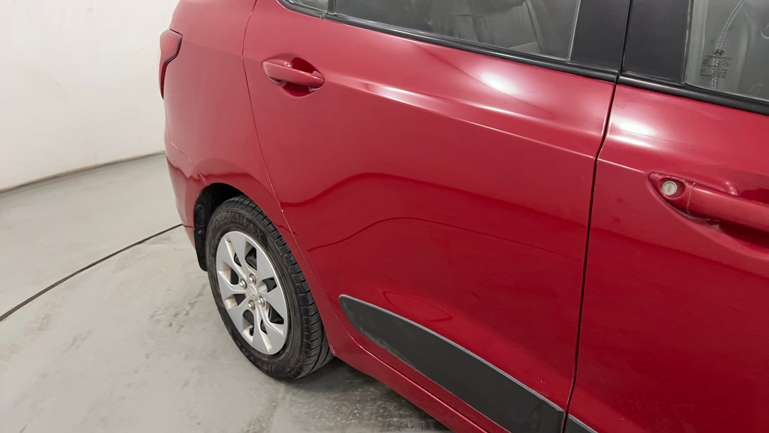 Used 2015 Hyundai Xcent S 1.2 Petrol Manual dents MINOR SCRATCH