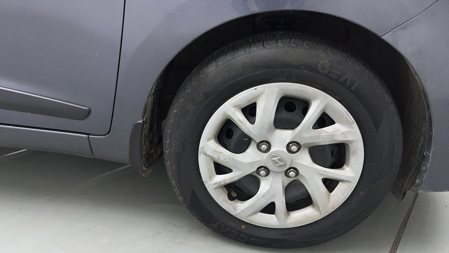 Used 2017 Hyundai Grand i10 Magna 1.2 Kappa VTVT Petrol Manual tyres RIGHT FRONT TYRE RIM VIEW