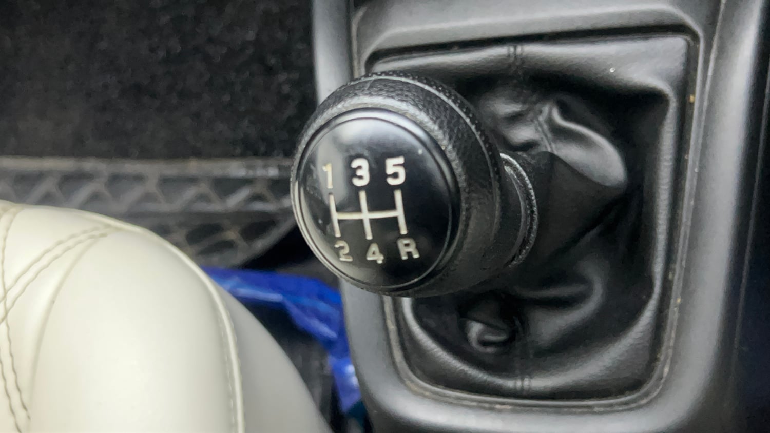 Used 2025 Maruti Suzuki Swift VXi CNG Cng Manual interior GEAR  KNOB VIEW