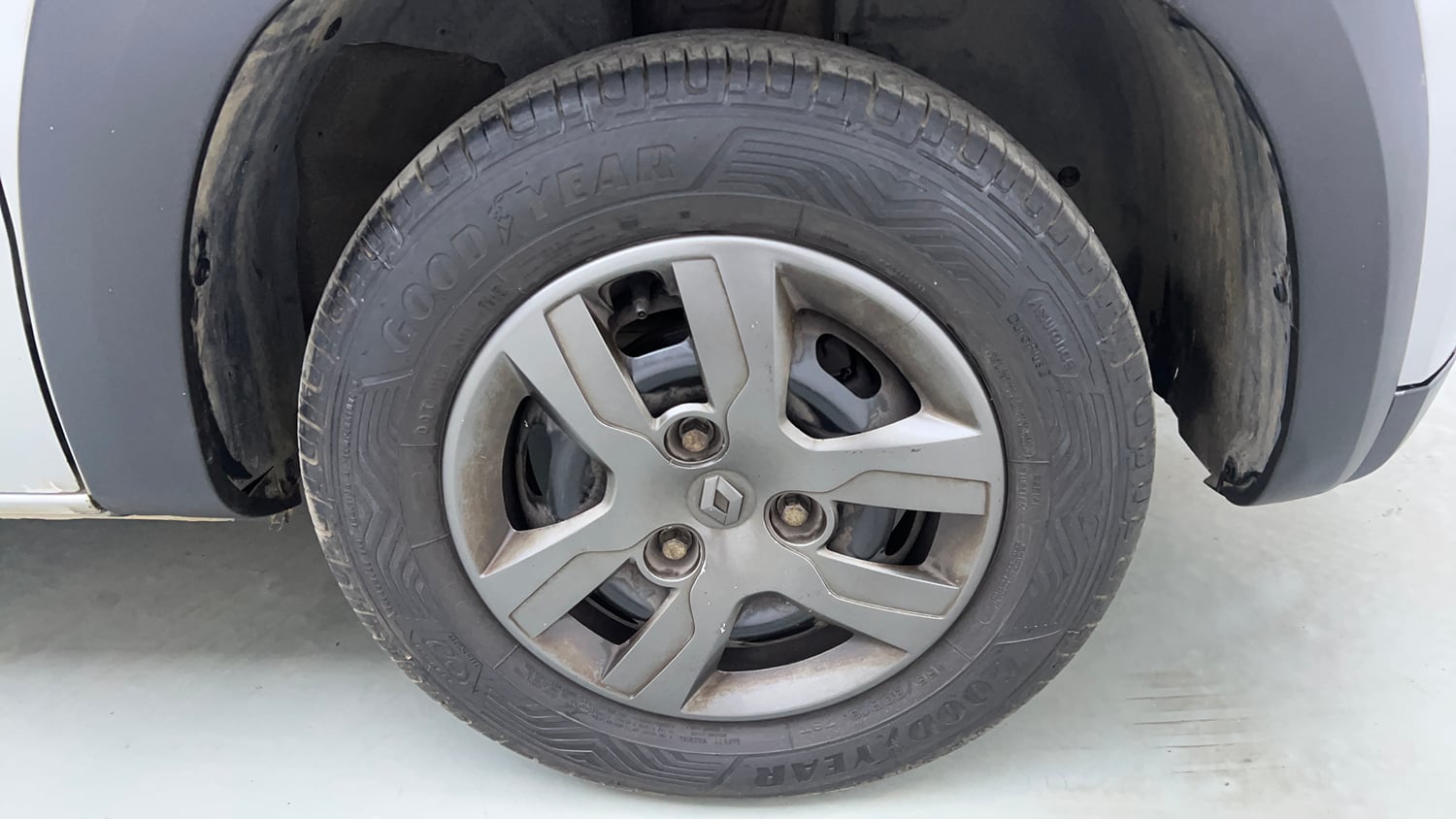 Used 2017 Renault Kwid 1.0 RXT AMT Petrol Automatic tyres RIGHT FRONT TYRE RIM VIEW