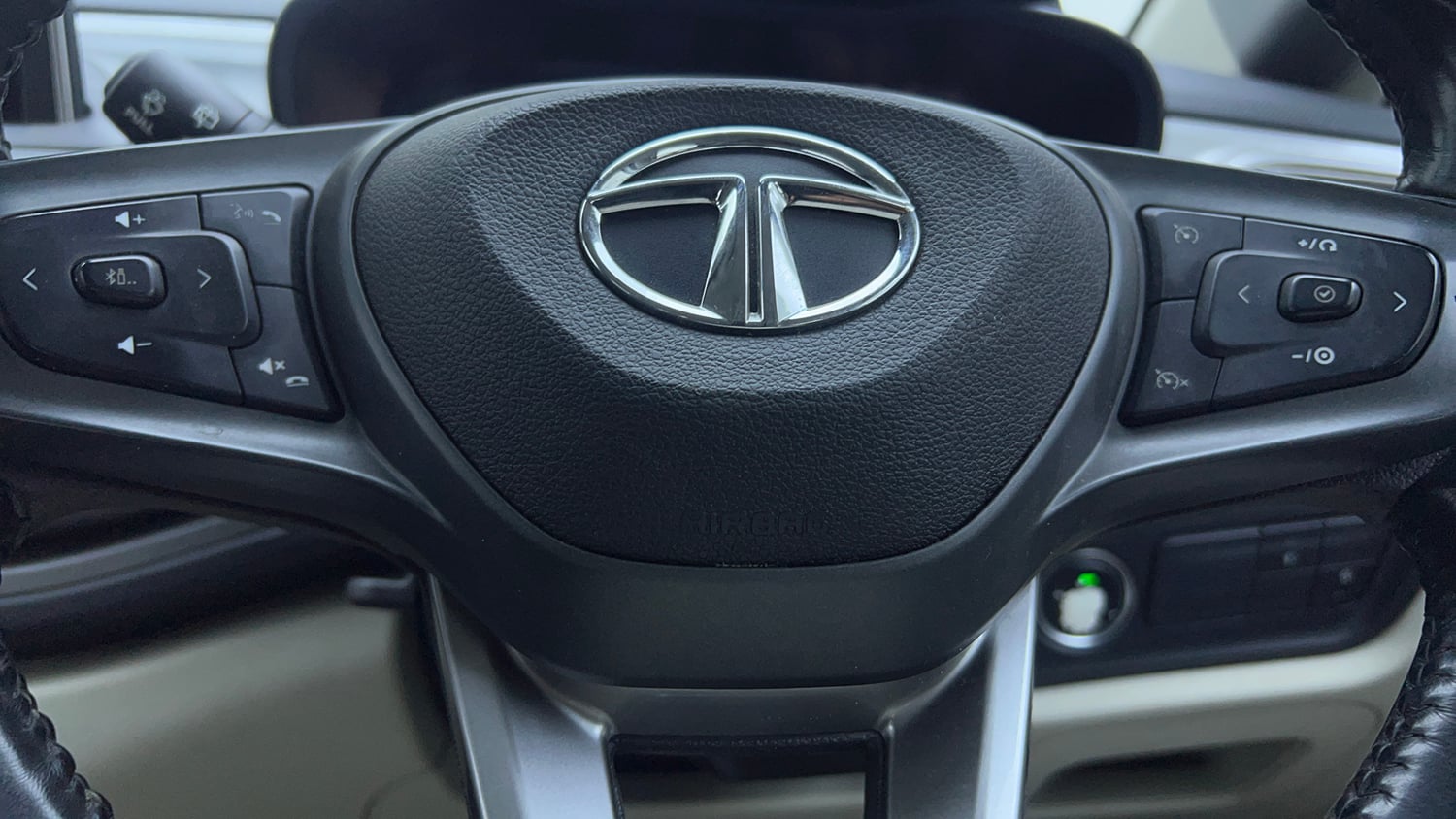 Used 2021 Tata Altroz XZ Petrol Petrol Manual top_features Airbags