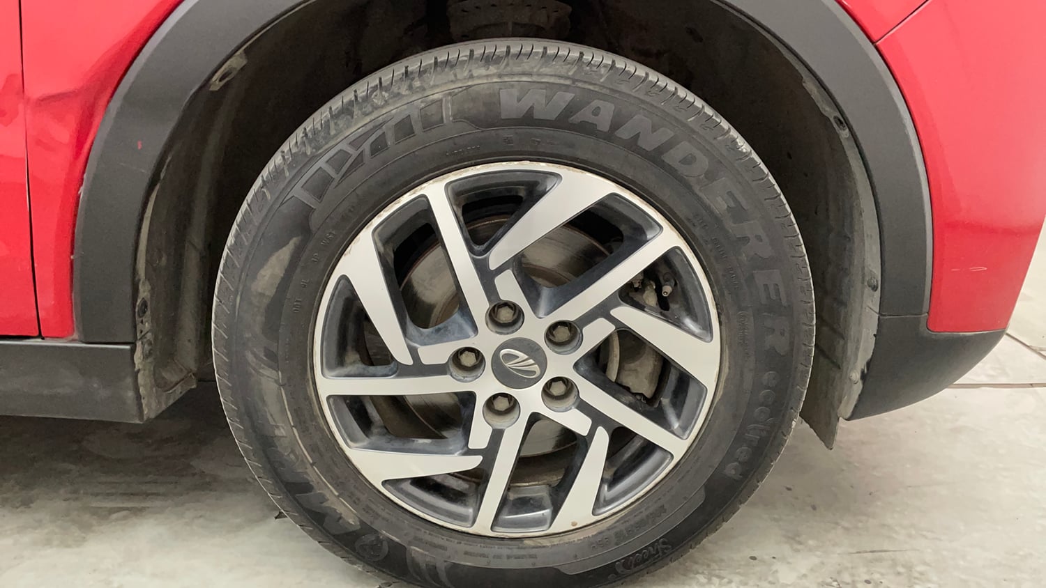 Used 2022 Mahindra XUV 300 W8 (O) 1.5 Diesel AMT Diesel Automatic tyres RIGHT FRONT TYRE RIM VIEW