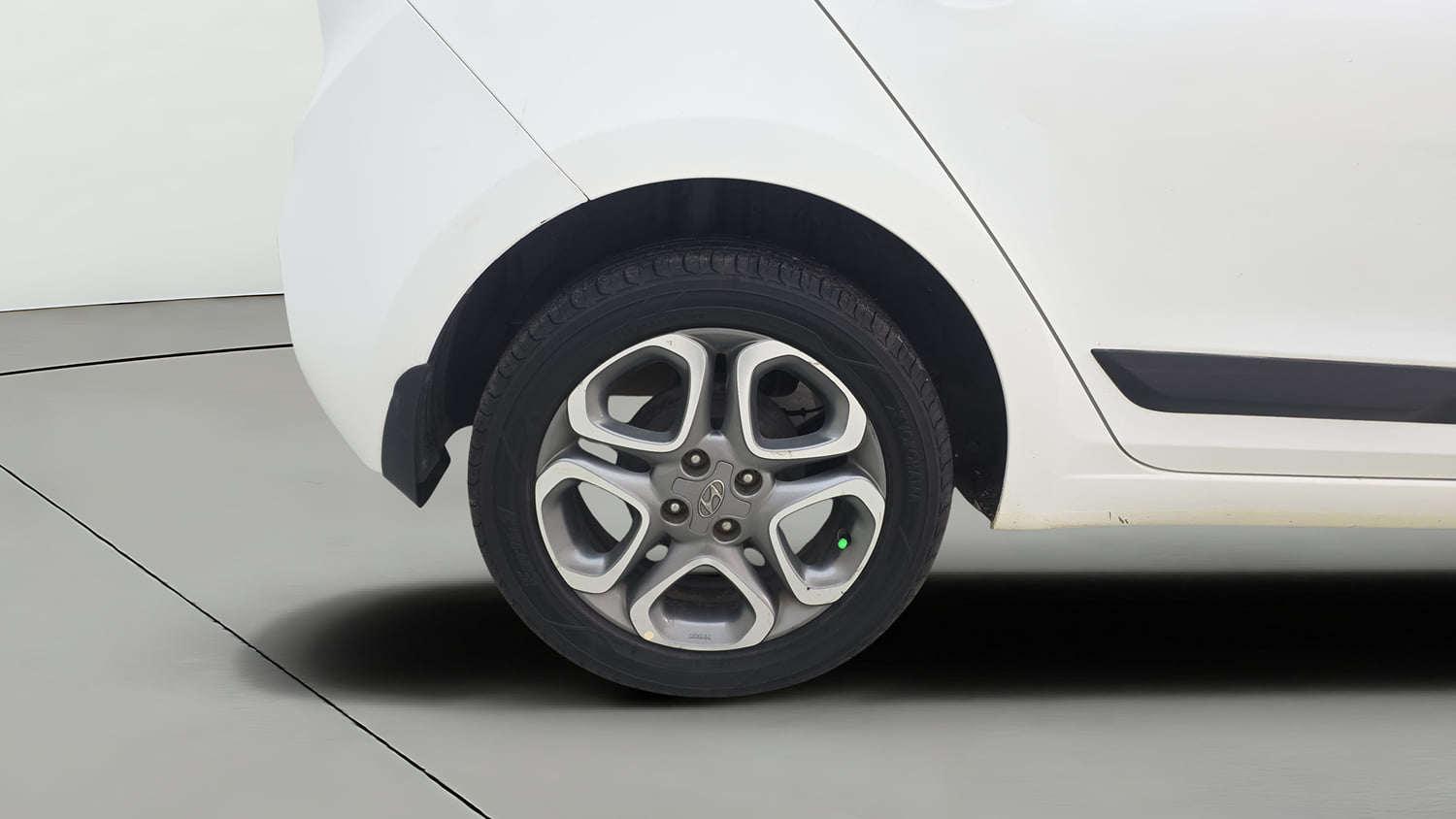 Used 2019 Hyundai Elite i20 Asta 1.2 (O) Petrol Manual tyres RIGHT REAR TYRE RIM VIEW