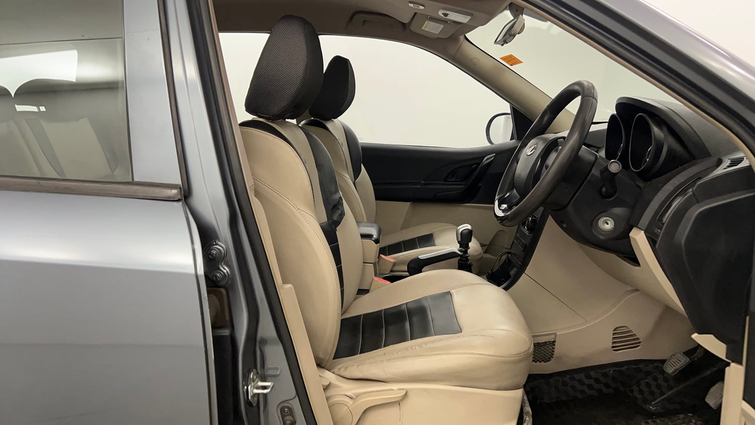 Used 2016 Mahindra XUV500 W4 Diesel Manual interior RIGHT SIDE FRONT DOOR CABIN VIEW