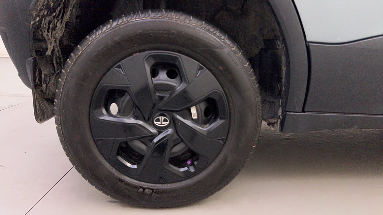 Used 2023 Tata Punch Adventure Rhythm Pack MT Petrol Manual tyres RIGHT REAR TYRE RIM VIEW