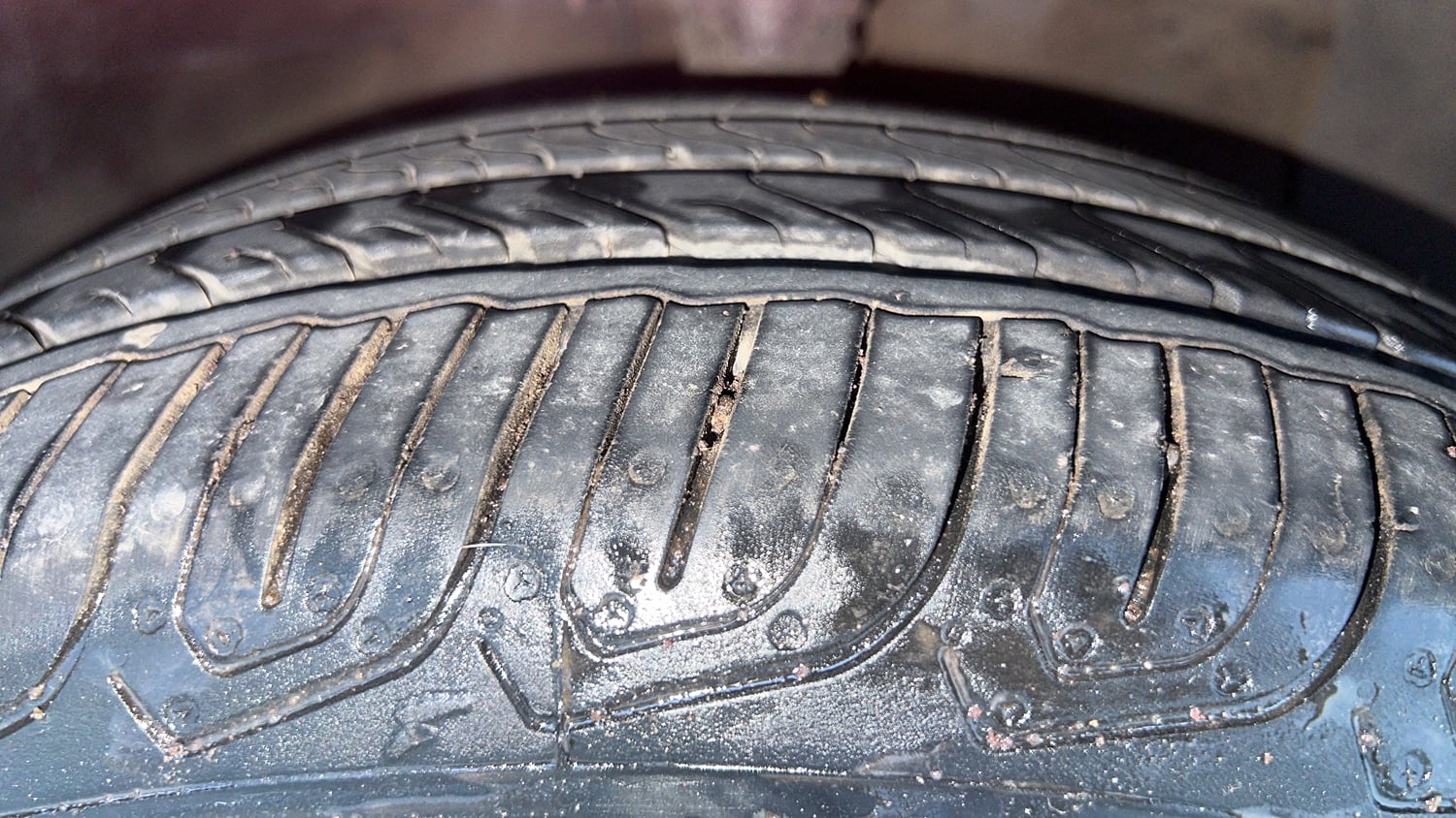 Used 2021 Hyundai Aura SX Plus 1.2 AMT Petrol Petrol Automatic tyres RIGHT FRONT TYRE TREAD VIEW