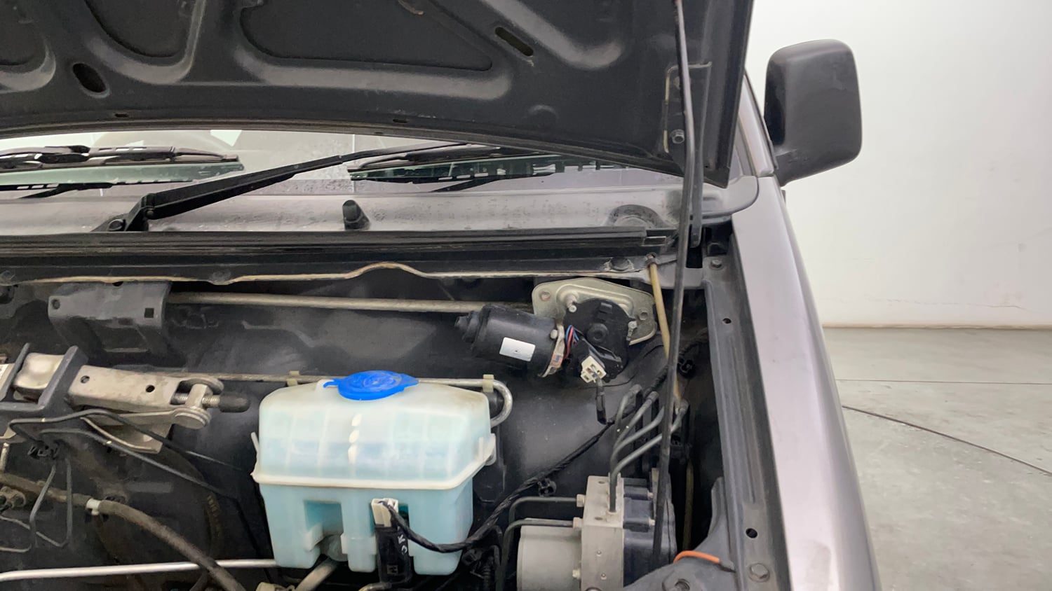 Used 2020 Maruti Suzuki Eeco 5 STR WITH A/C+HTR Petrol Manual engine ENGINE LEFT SIDE HINGE & APRON VIEW
