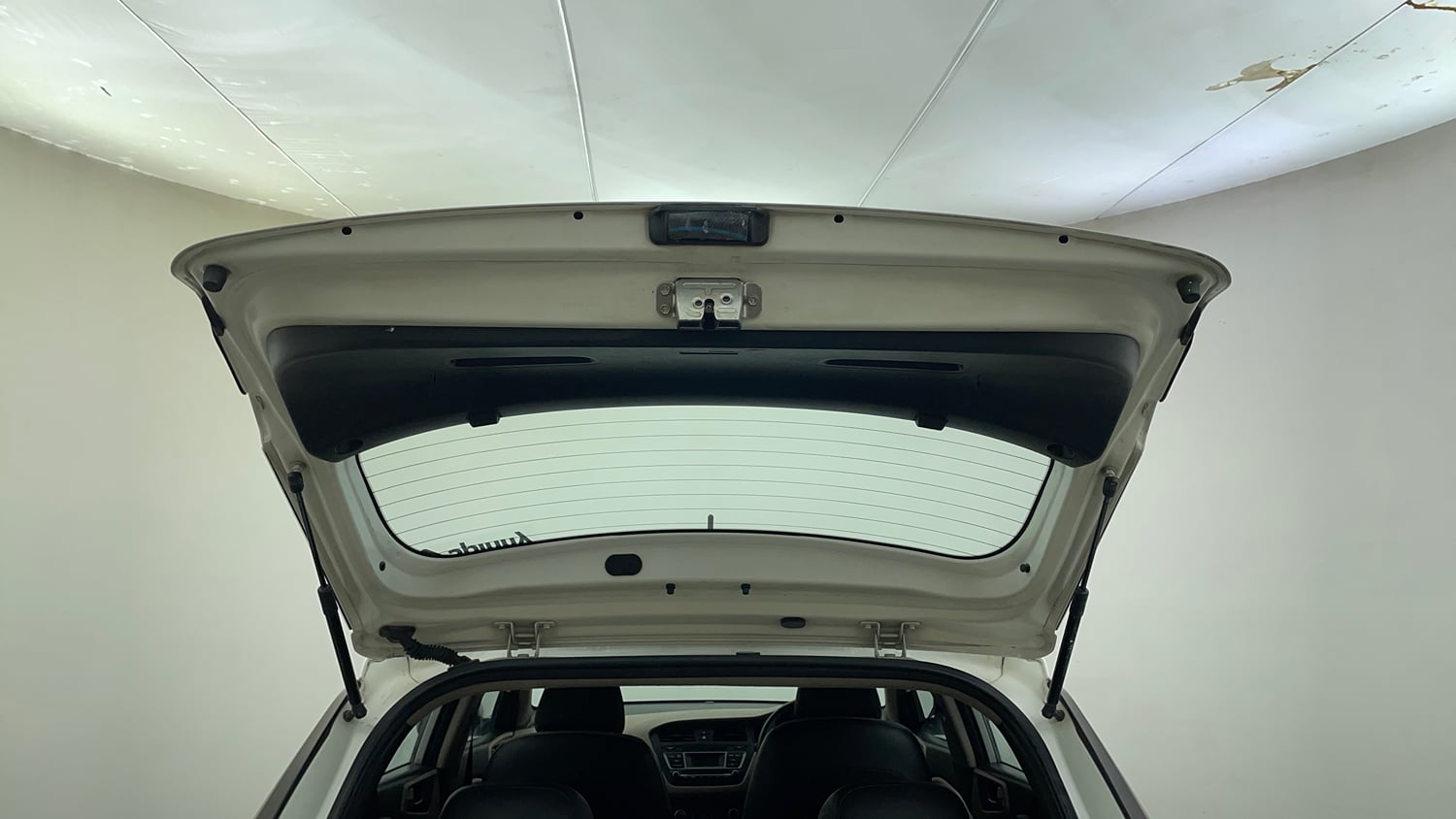 Used 2016 Hyundai Elite i20 Sportz 1.4 CRDI Diesel Manual interior DICKY DOOR OPEN VIEW