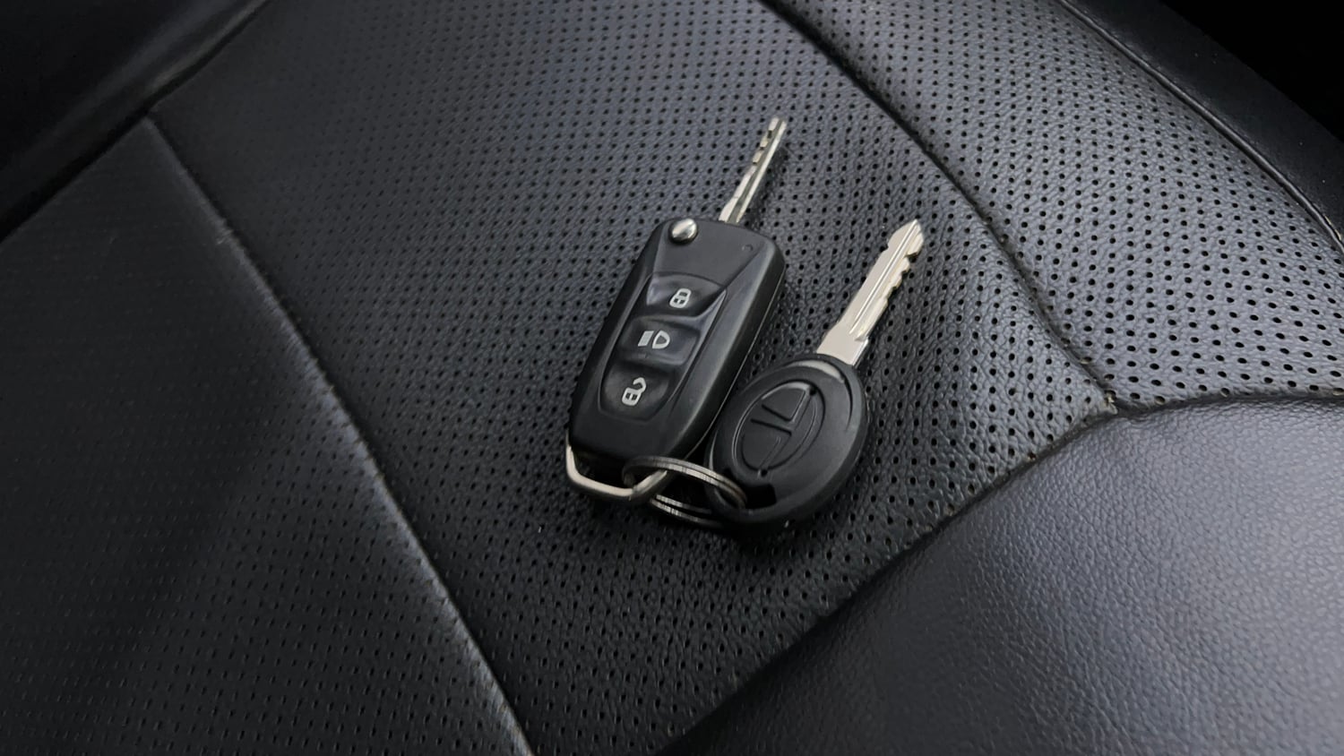 Used 2016 Tata Tiago Revotron XZ w/o Alloy Petrol Manual extra CAR KEY VIEW