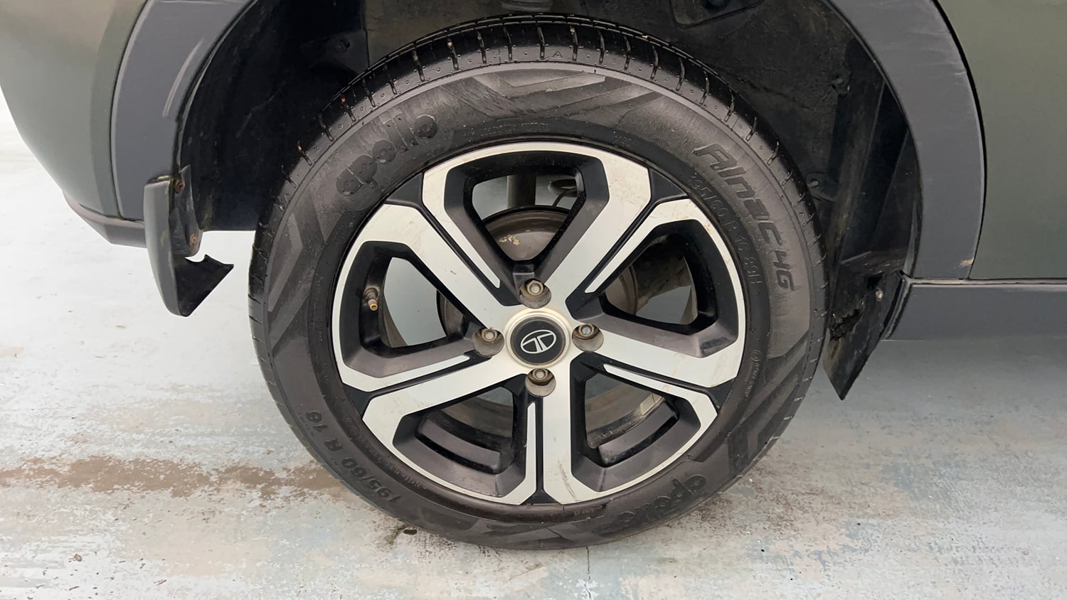 Used 2021 Tata Nexon XMA (S) Diesel Diesel Automatic tyres RIGHT REAR TYRE RIM VIEW