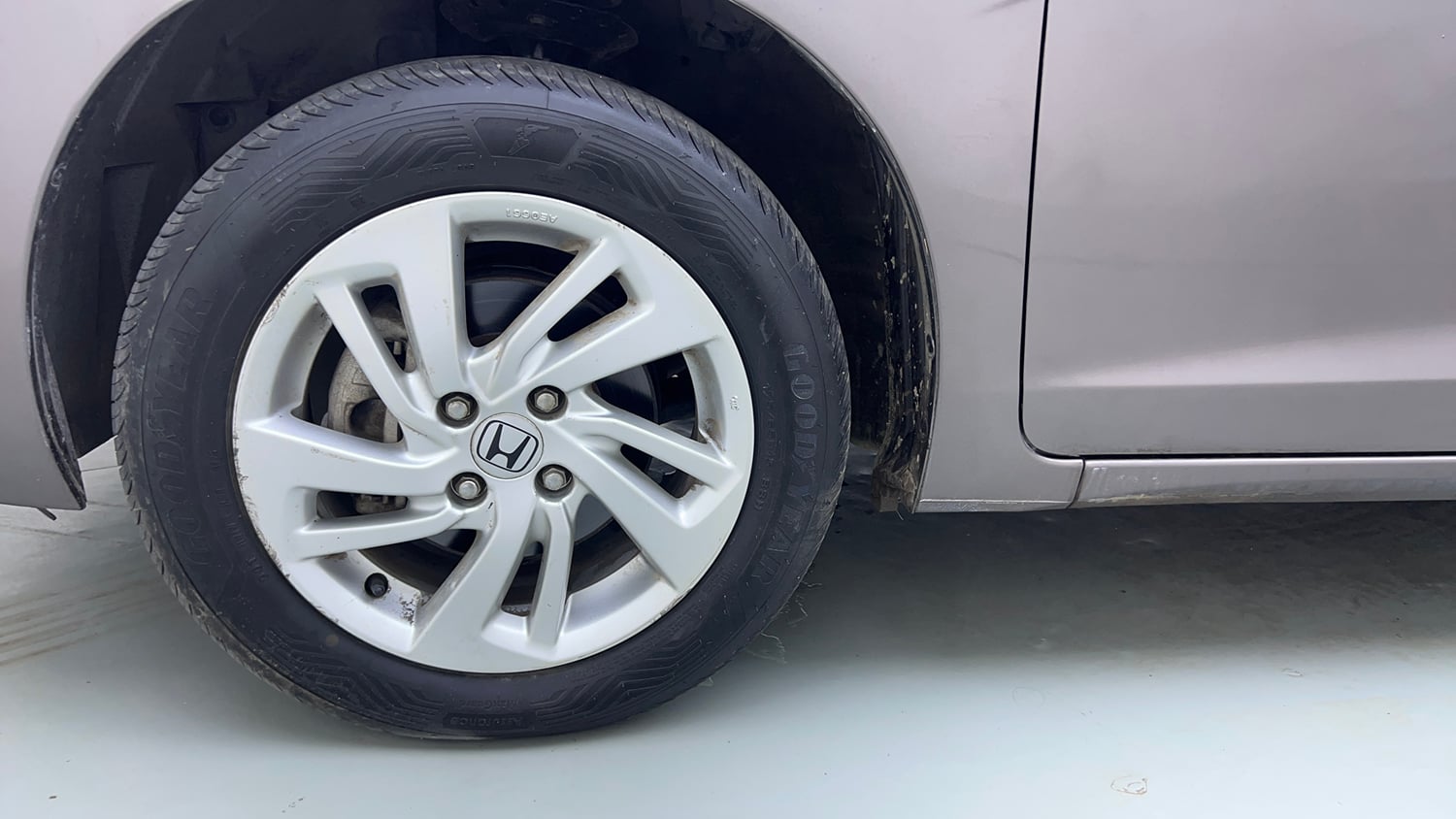 Used 2016 Honda Jazz V AT Petrol Petrol Automatic tyres LEFT FRONT TYRE RIM VIEW