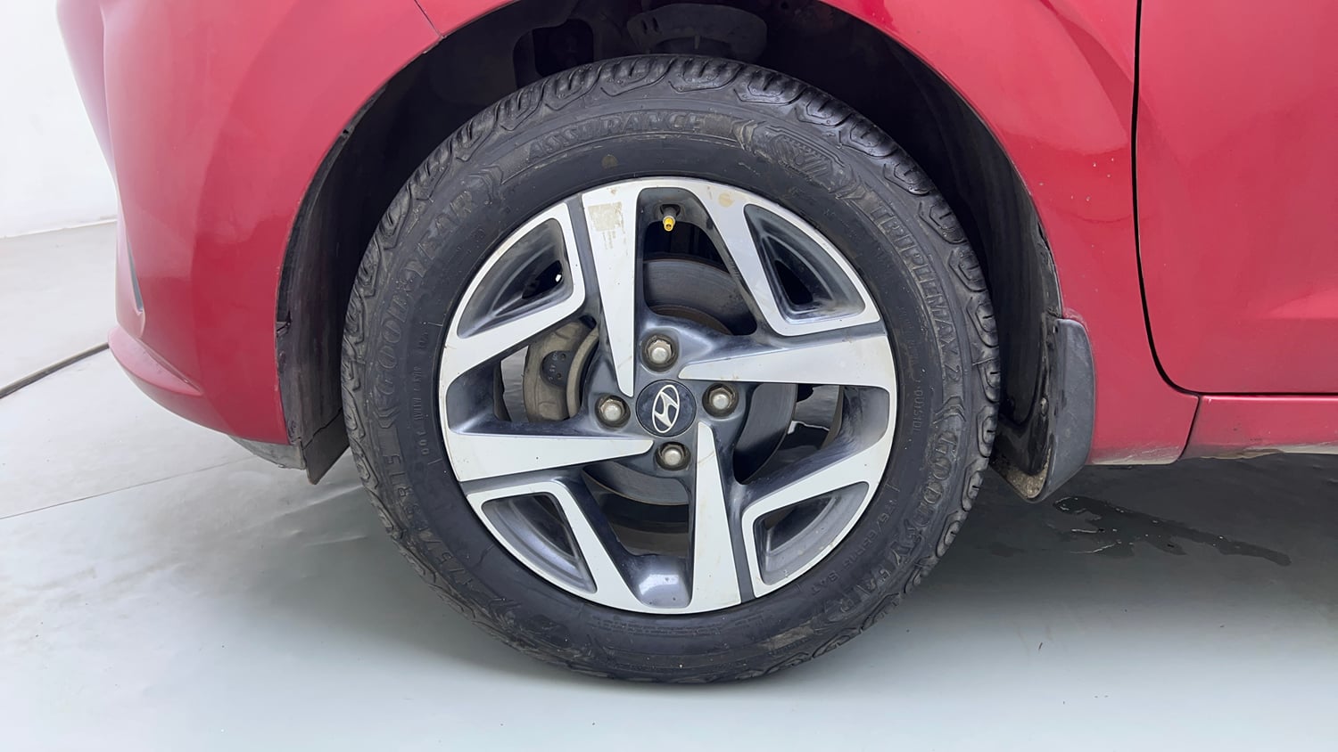 Used 2021 Hyundai Aura SX Plus 1.2 AMT Petrol Petrol Automatic tyres LEFT FRONT TYRE RIM VIEW