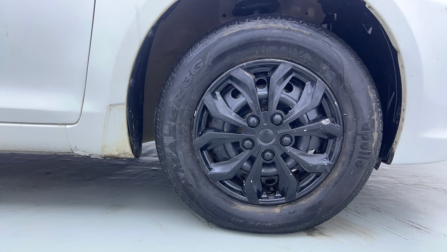 Used 2016 Maruti Suzuki Swift Dzire VXI AT Petrol Automatic tyres RIGHT FRONT TYRE RIM VIEW