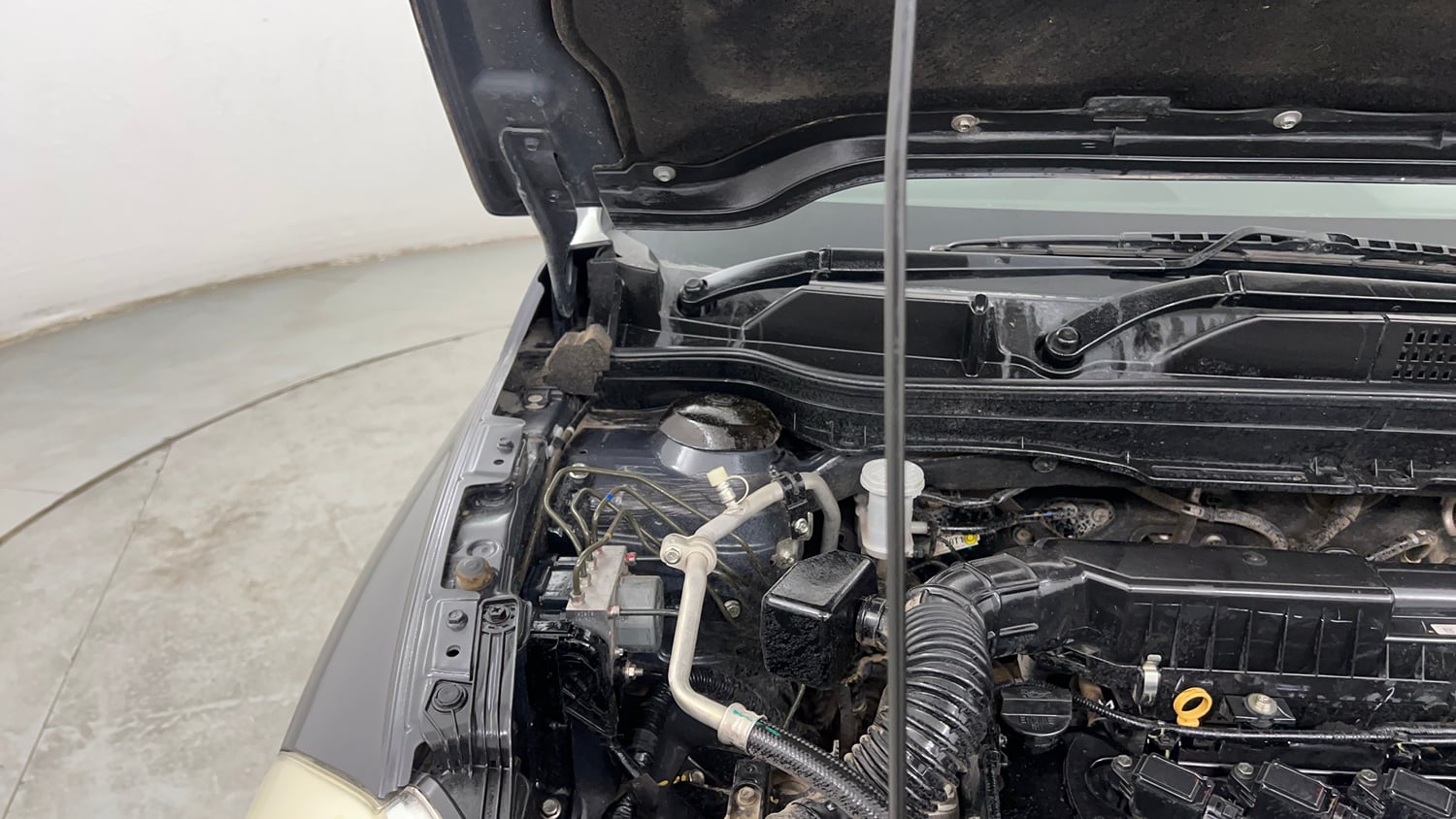 Used 2020 Maruti Suzuki S-Cross Zeta Petrol Manual engine ENGINE RIGHT SIDE HINGE & APRON VIEW