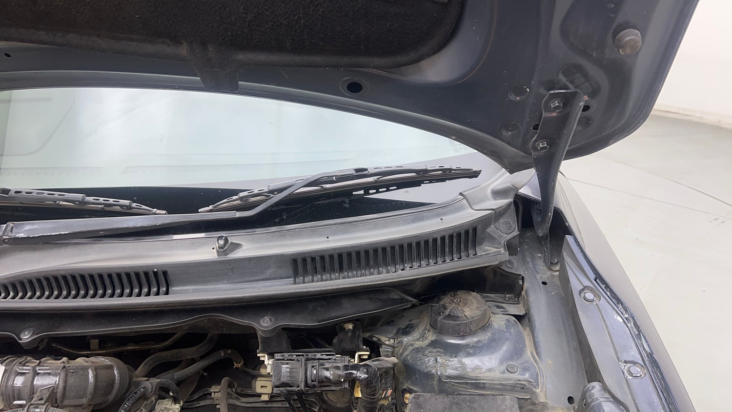 Used 2022 Maruti Suzuki Baleno Alpha AGS Petrol Automatic engine ENGINE LEFT SIDE HINGE & APRON VIEW