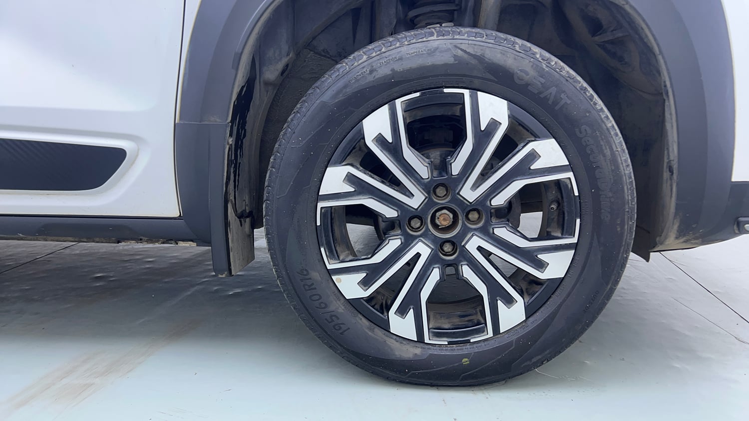 Used 2022 Renault Kiger RXZ Turbo CVT Petrol Automatic tyres RIGHT FRONT TYRE RIM VIEW