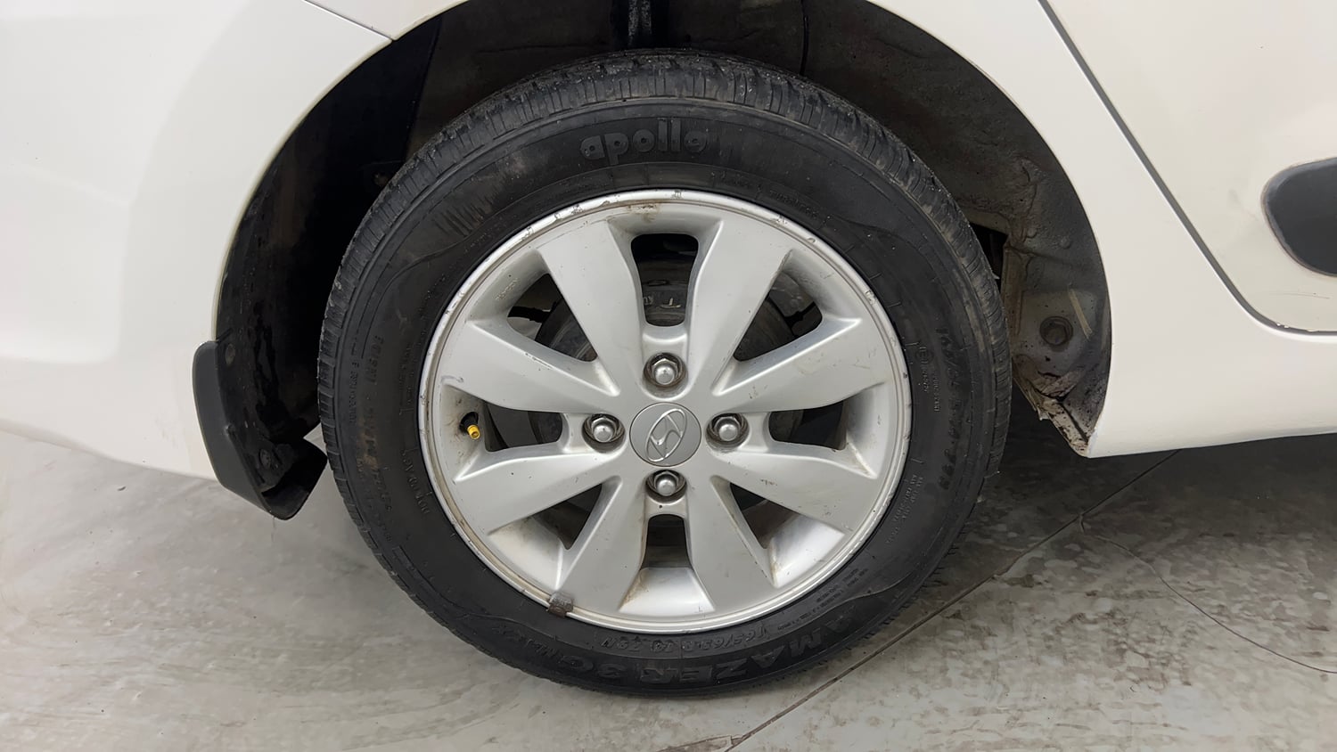 Used 2015 Hyundai Xcent S 1.2 (O) Petrol Manual tyres RIGHT REAR TYRE RIM VIEW