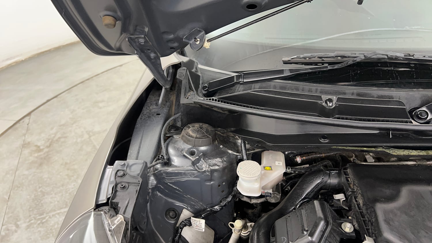 Used 2025 Maruti Suzuki Swift ZXi Plus Petrol Manual engine ENGINE RIGHT SIDE HINGE & APRON VIEW