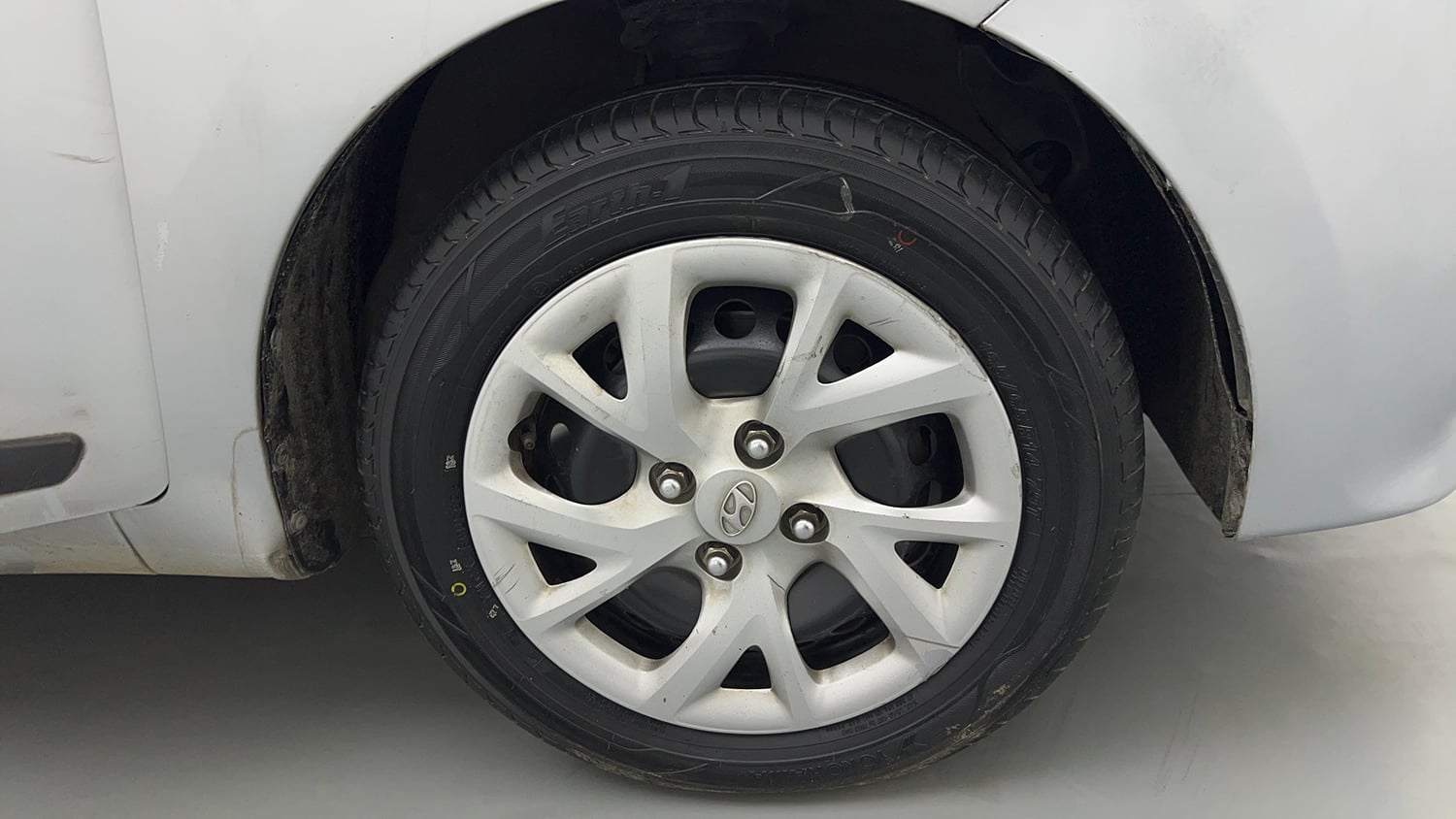 Used 2019 Hyundai Grand i10 Sportz 1.2 Kappa VTVT Petrol Manual tyres RIGHT FRONT TYRE RIM VIEW