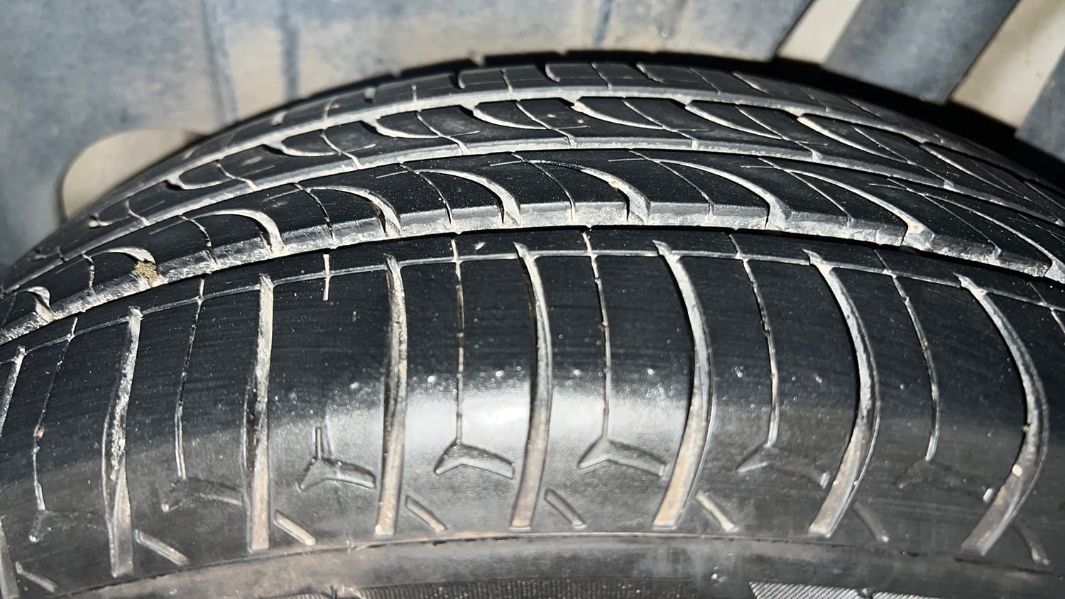 Used 2021 Maruti Suzuki XL6 Zeta AT Petrol Petrol Automatic tyres LEFT REAR TYRE TREAD VIEW