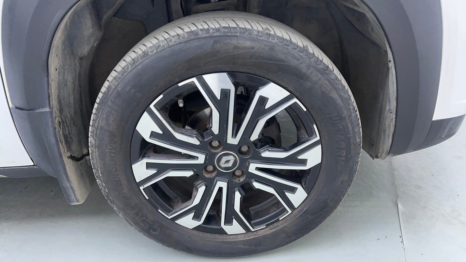 Used 2021 Renault Kiger RXZ AMT Dual Tone Petrol Automatic tyres RIGHT FRONT TYRE RIM VIEW