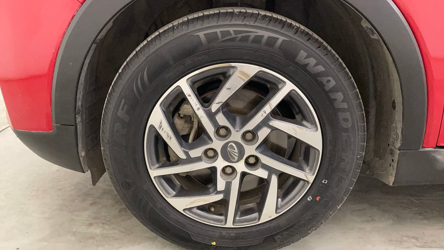 Used 2022 Mahindra XUV 300 W8 (O) 1.5 Diesel AMT Diesel Automatic tyres LEFT FRONT TYRE RIM VIEW