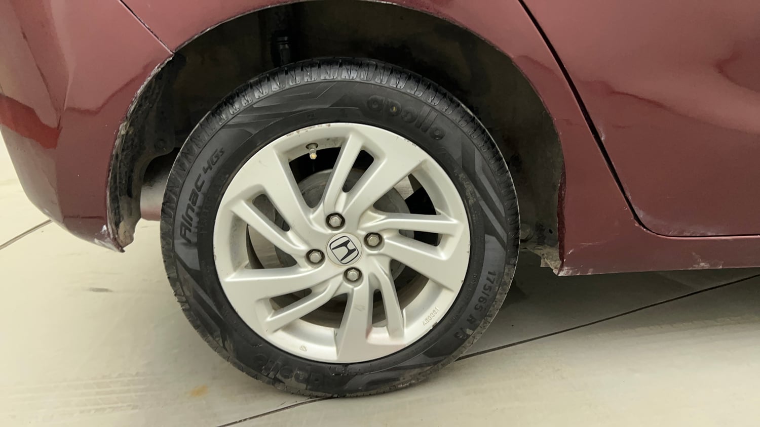 Used 2015 Honda Jazz V AT Petrol Petrol Automatic tyres RIGHT REAR TYRE RIM VIEW