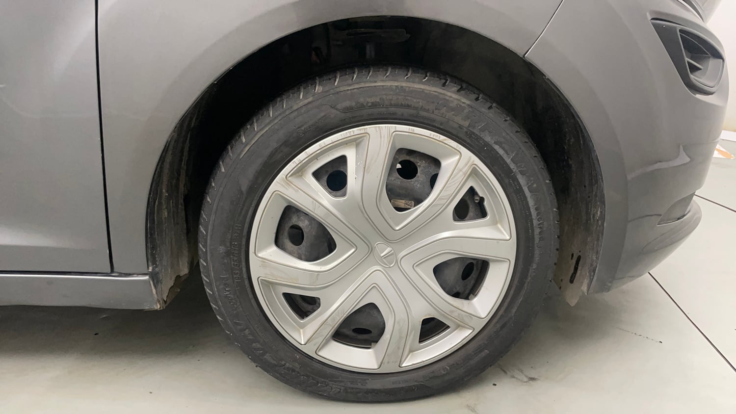 Used 2022 Tata Altroz XM Plus Petrol Petrol Manual tyres RIGHT FRONT TYRE RIM VIEW