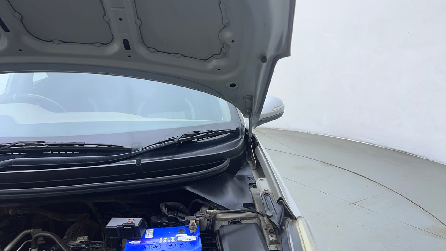 Used 2015 Hyundai Elite i20 Sportz 1.2 Petrol Manual engine ENGINE LEFT SIDE HINGE & APRON VIEW