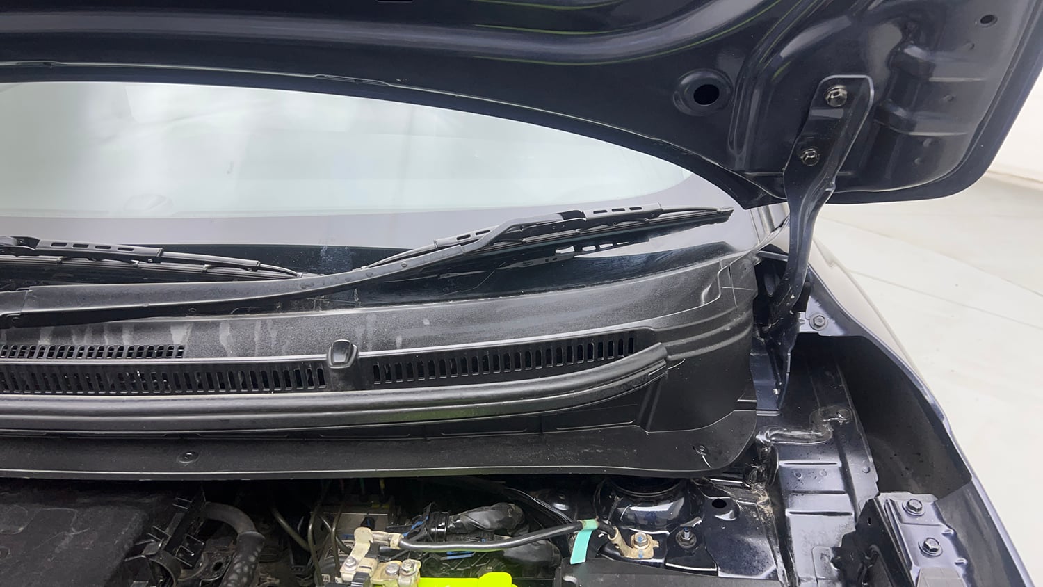 Used 2024 Hyundai Exter SX (O) 1.2 AMT Petrol Automatic engine ENGINE LEFT SIDE HINGE & APRON VIEW