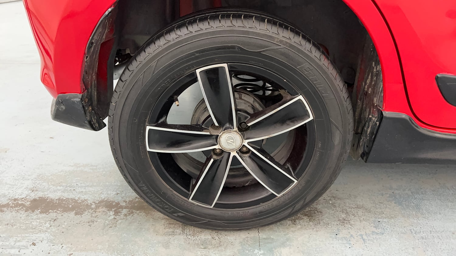 Used 2018 Maruti Suzuki Swift VXi AMT Petrol Automatic tyres RIGHT REAR TYRE RIM VIEW