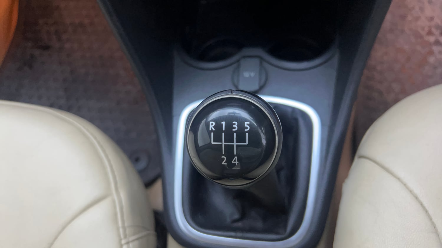 Used 2018 Volkswagen Ameo Highline1.2L Plus (P) 16 Alloy Petrol Manual interior GEAR  KNOB VIEW
