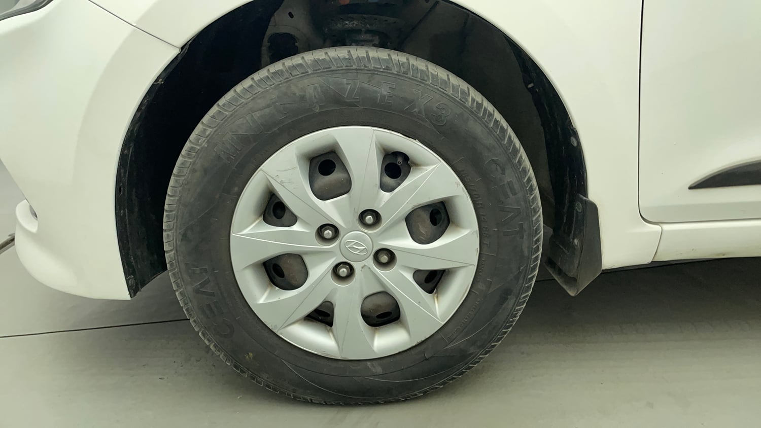 Used 2016 Hyundai Elite i20 Sportz 1.4 CRDI Diesel Manual tyres LEFT FRONT TYRE RIM VIEW