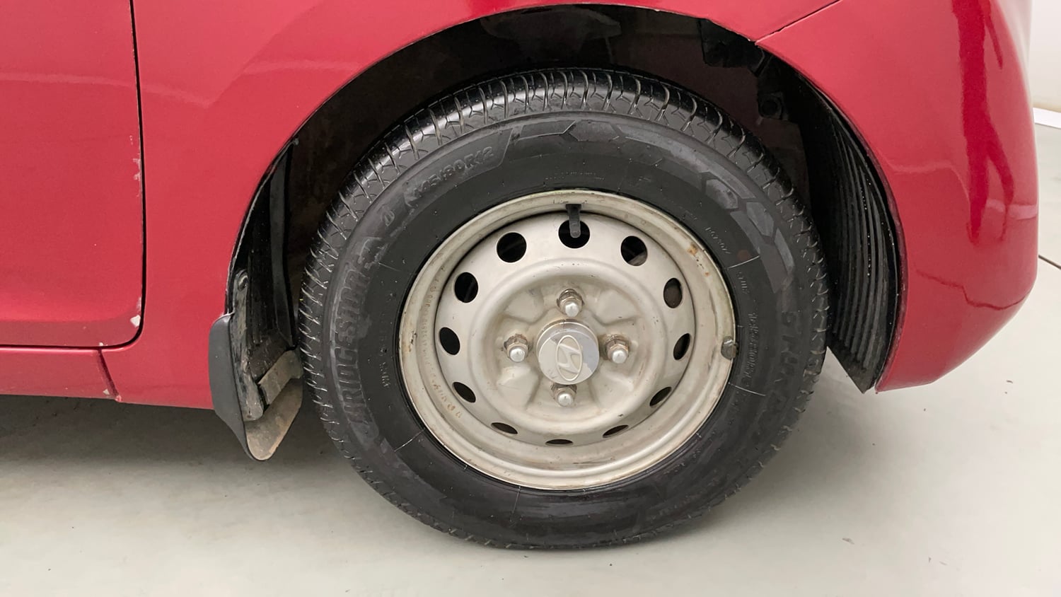 Used 2017 Hyundai Eon Era + Petrol Manual tyres RIGHT FRONT TYRE RIM VIEW