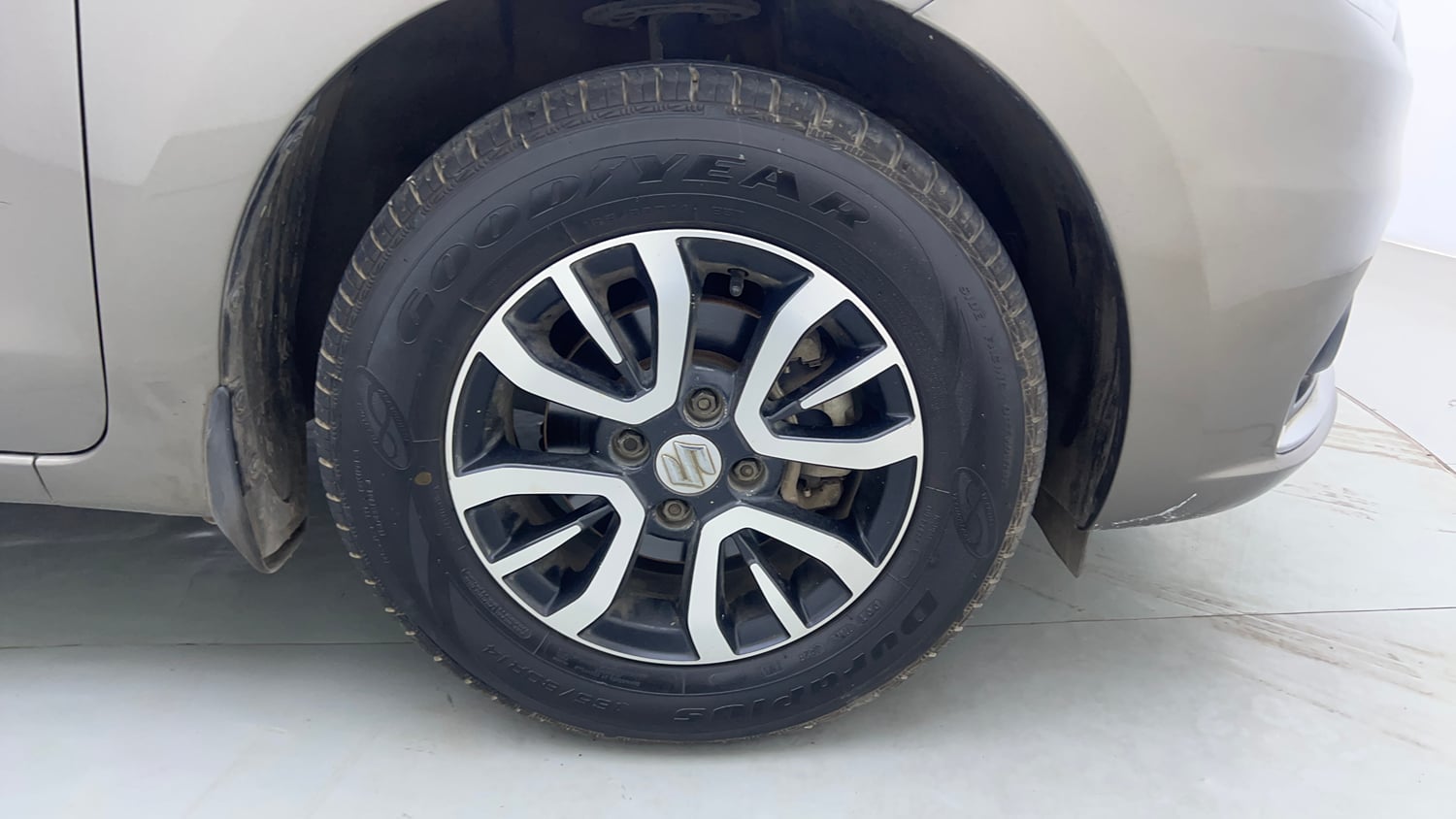 Used 2020 Maruti Suzuki Dzire VXi AGS Petrol Automatic tyres RIGHT FRONT TYRE RIM VIEW