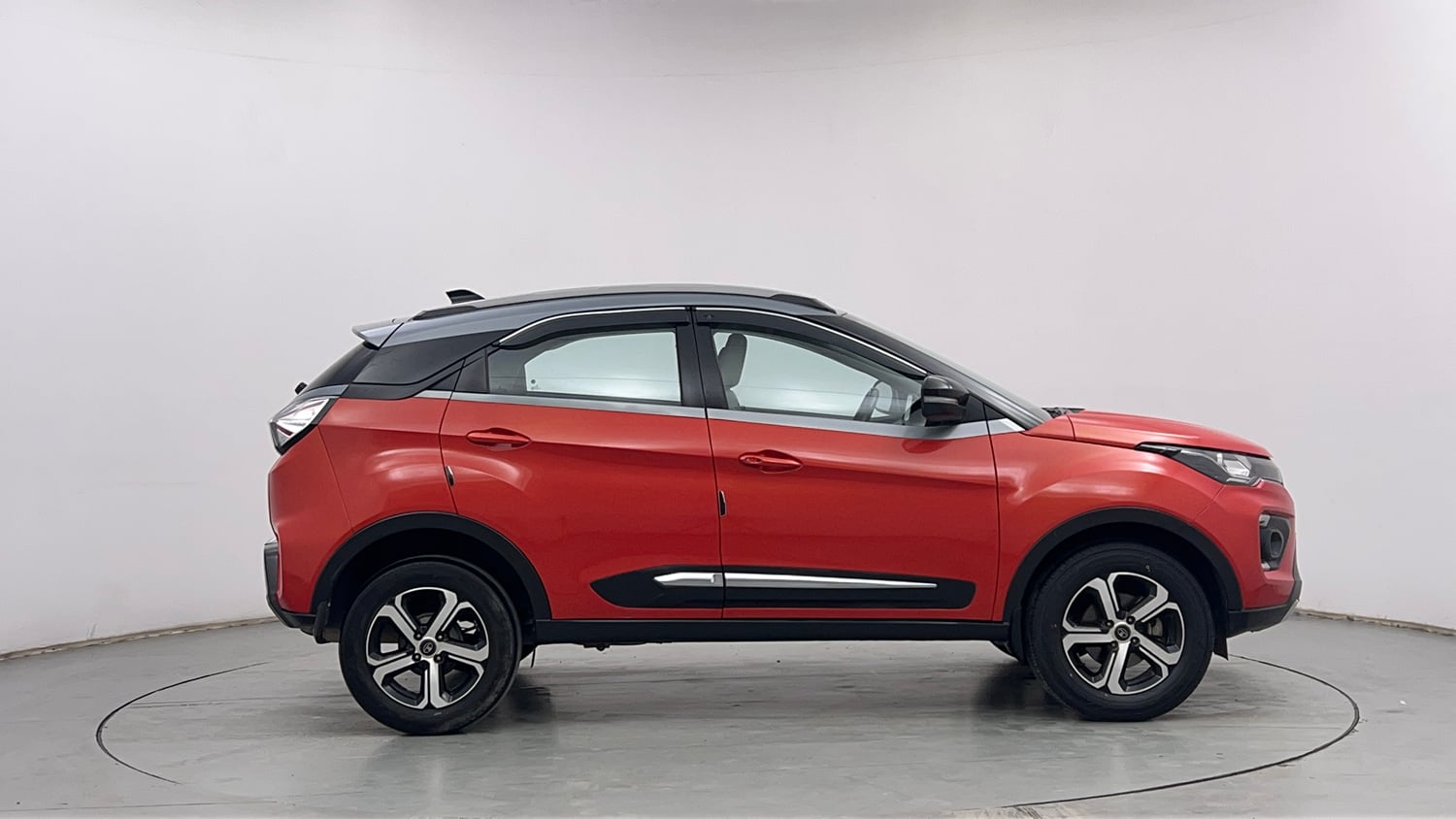 Used 2022 Tata Nexon XZA Plus  (S) Dual Tone Petrol Automatic exterior RIGHT SIDE VIEW