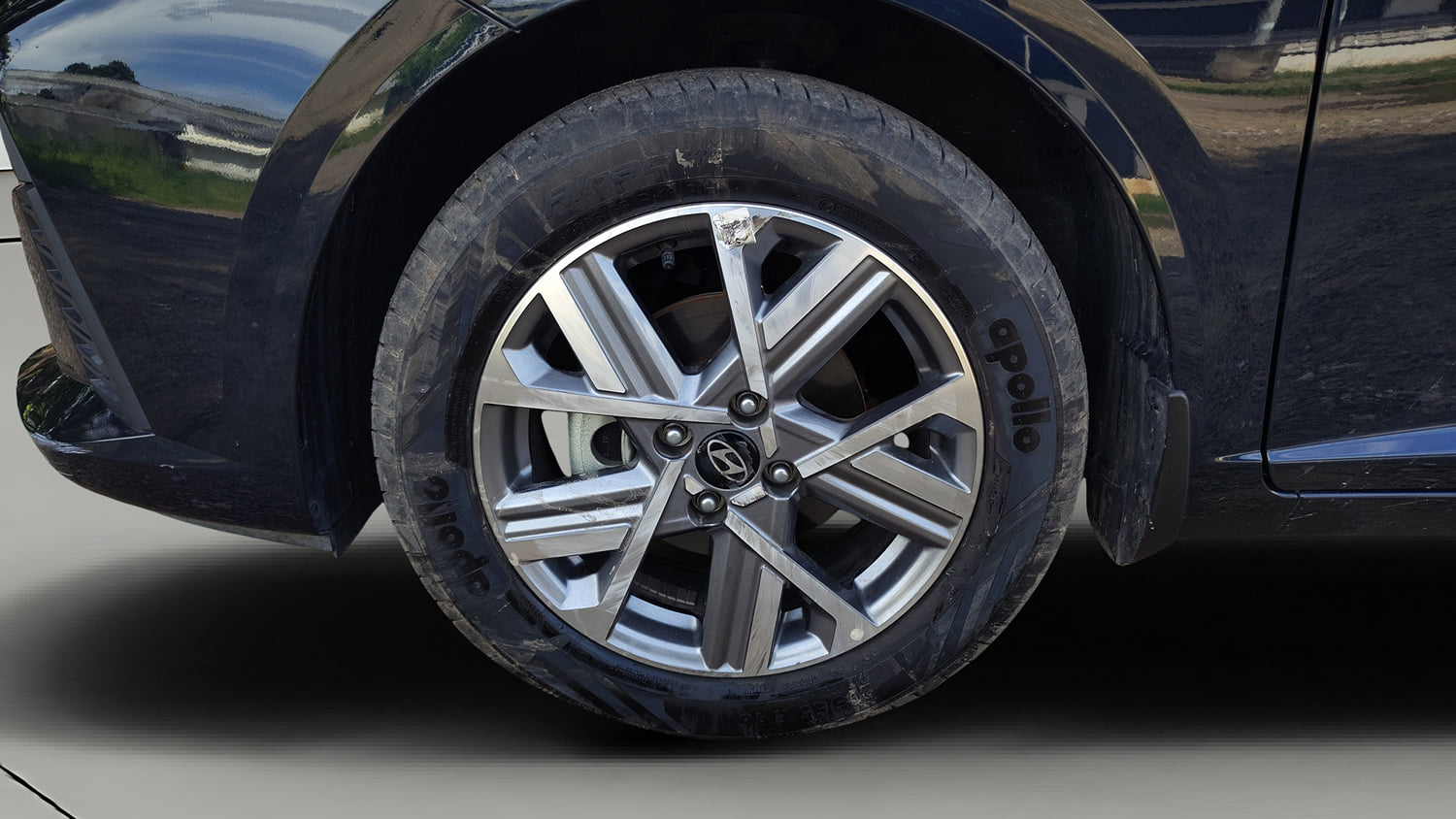 Used 2025 Hyundai Verna SX 1.5 Petrol MT Petrol Manual tyres LEFT FRONT TYRE RIM VIEW