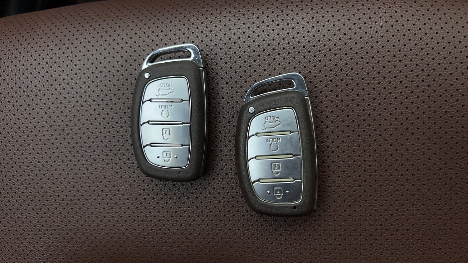 Used 2022 Hyundai Alcazar Signature (O) 6 STR 2.0 Petrol AT Dual Tone Petrol Automatic extra CAR KEY VIEW