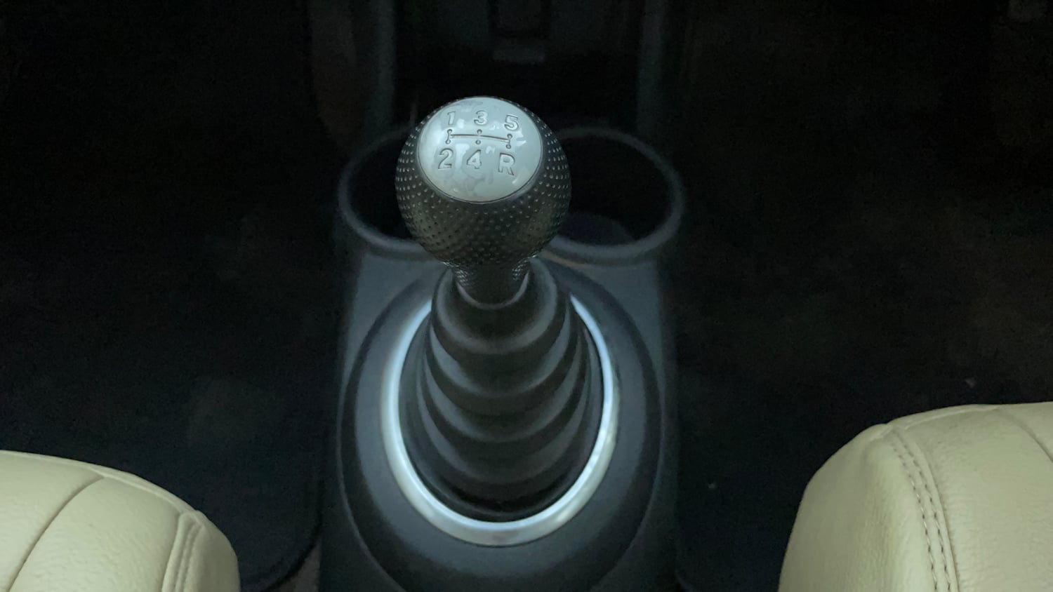 Used 2013 Honda Amaze 1.5 S i-DTEC Diesel Manual interior GEAR  KNOB VIEW
