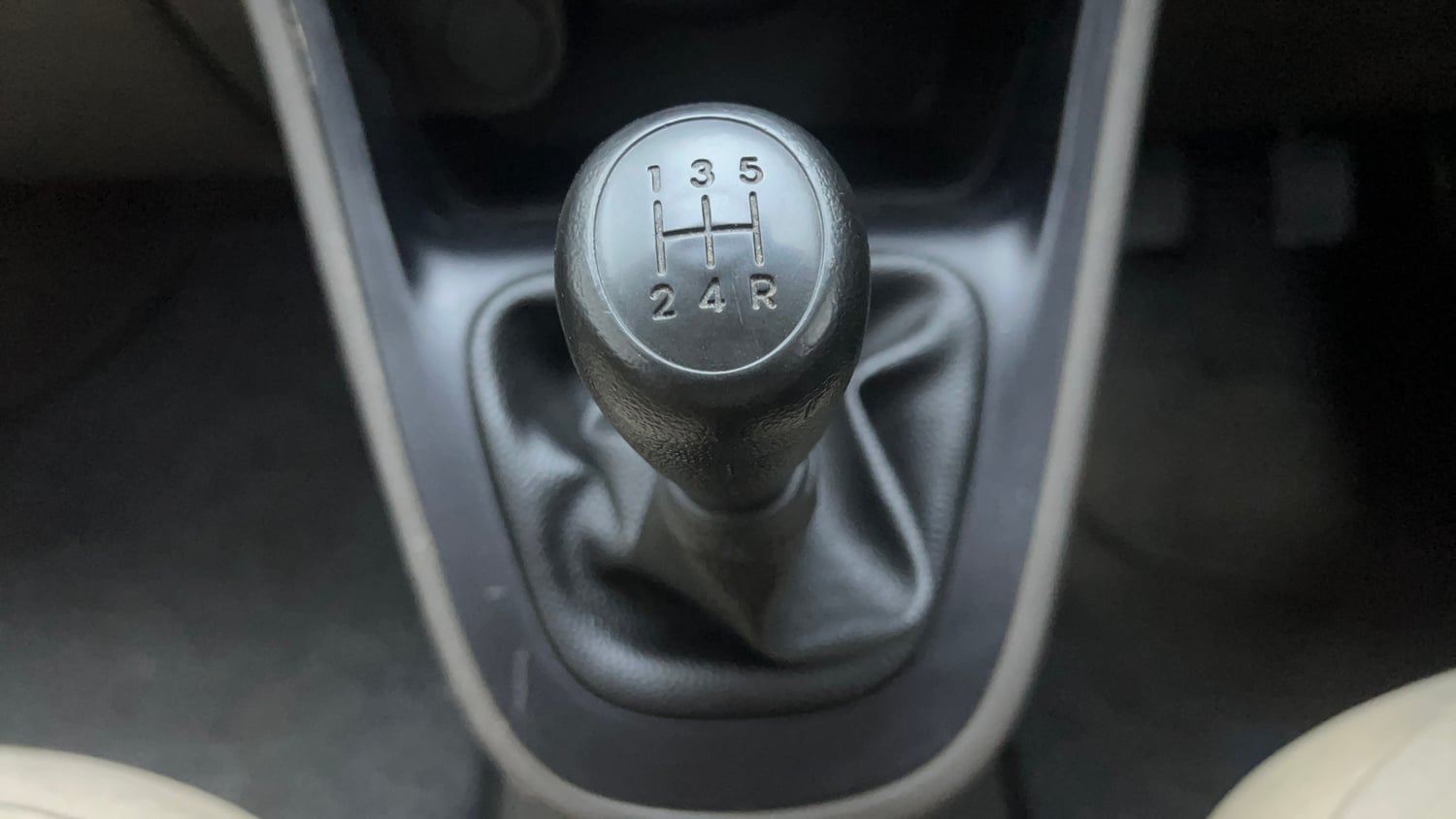 Used 2014 Hyundai i10 Era 1.1 iRDE2 Petrol Manual interior GEAR  KNOB VIEW